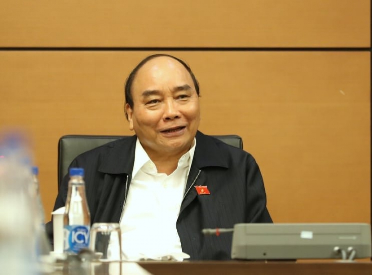 Chủ tịch nước Nguyễn Xuân Phúc trong một buổi thảo luận tổ