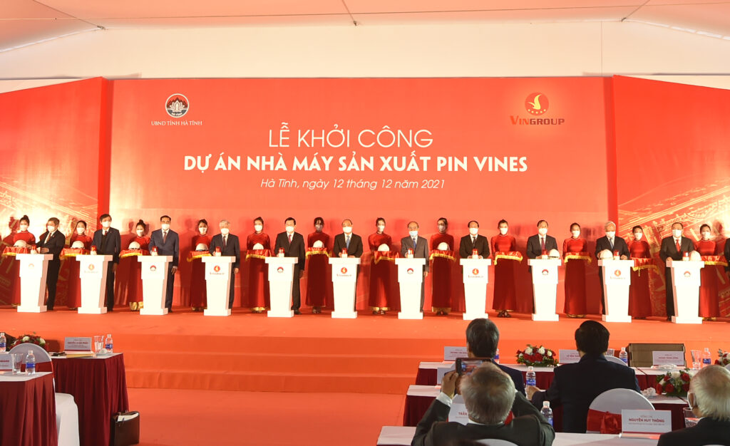 Chủ tịch nước Nguyễn Xuân Phúc cùng các đại biểu thực hiện nghi thức khởi công dự án. Ảnh VGP/Đức Tuân